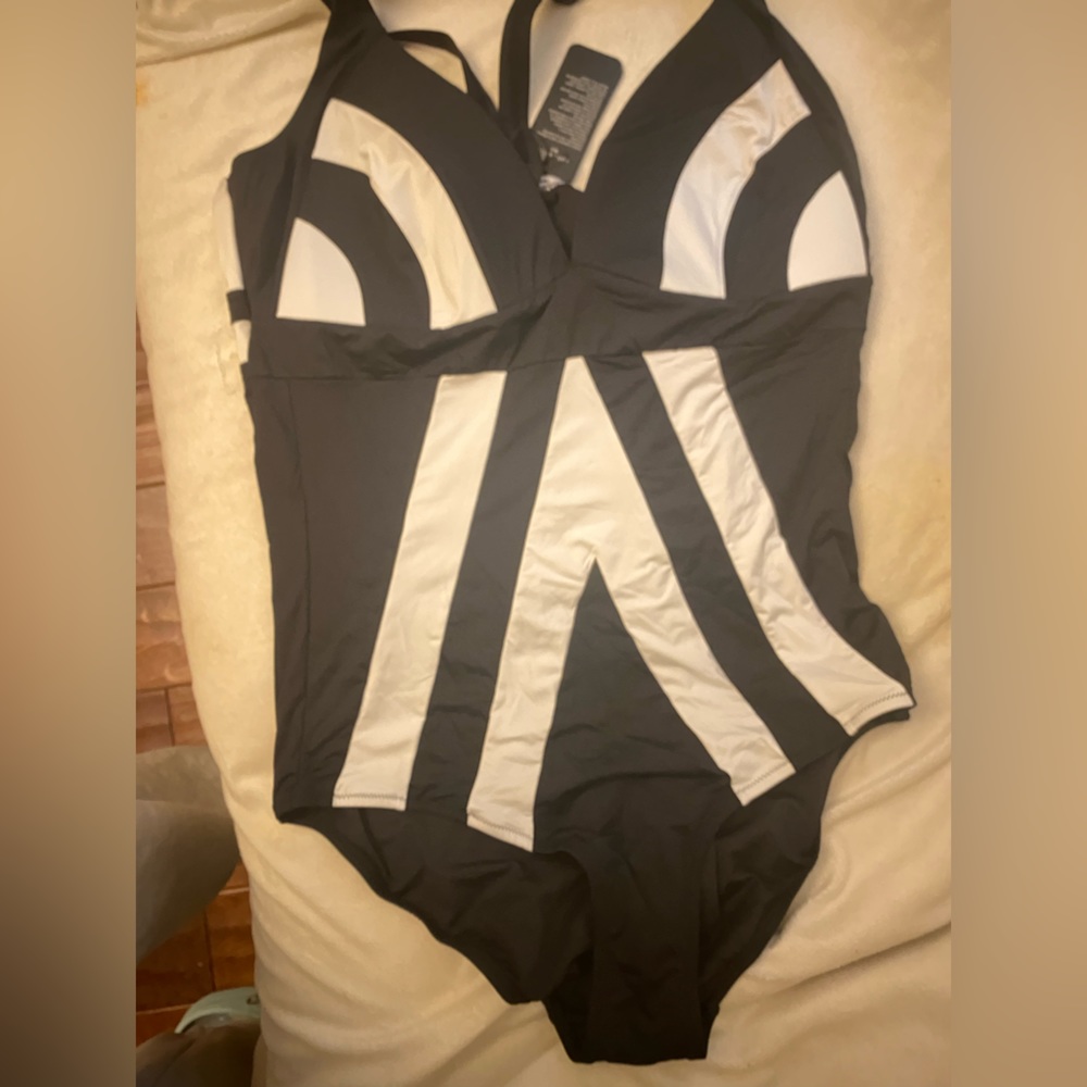 colourblock 1pc black and white swimsuit